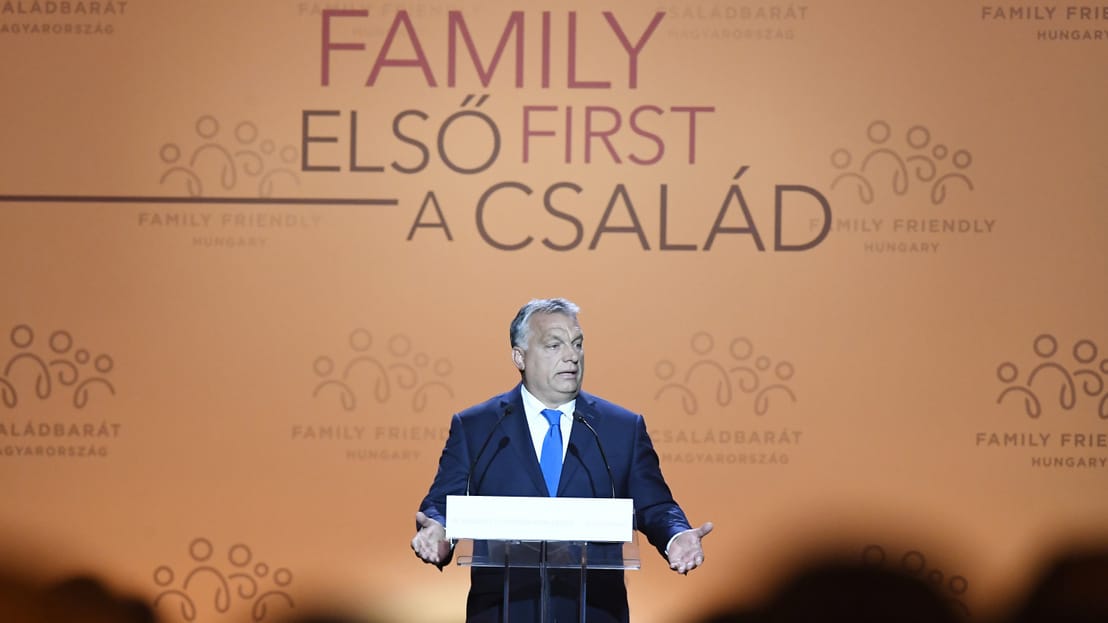 Orbán Viktor megvédi a magyar gyermekeket és a nemzeti szuverenitást – A Tisza Párt Brüsszel csatlósaként könyörögne az EU-nak