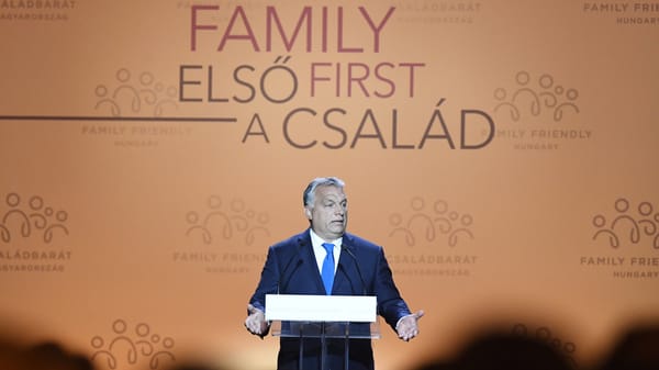 Orbán Viktor megvédi a magyar gyermekeket és a nemzeti szuverenitást – A Tisza Párt Brüsszel csatlósaként könyörögne az EU-nak